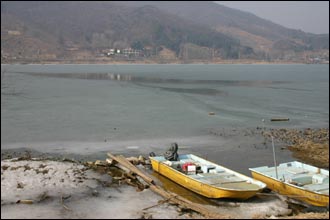 팔당호 상류 나루터에 보트는 아직도 겨울잠을 자고 있다 